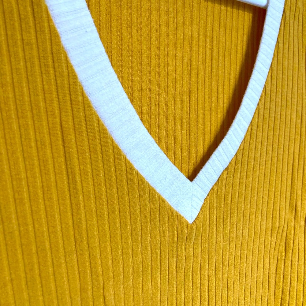 Mustard Cropped V-Neck - Picture 4 of 4